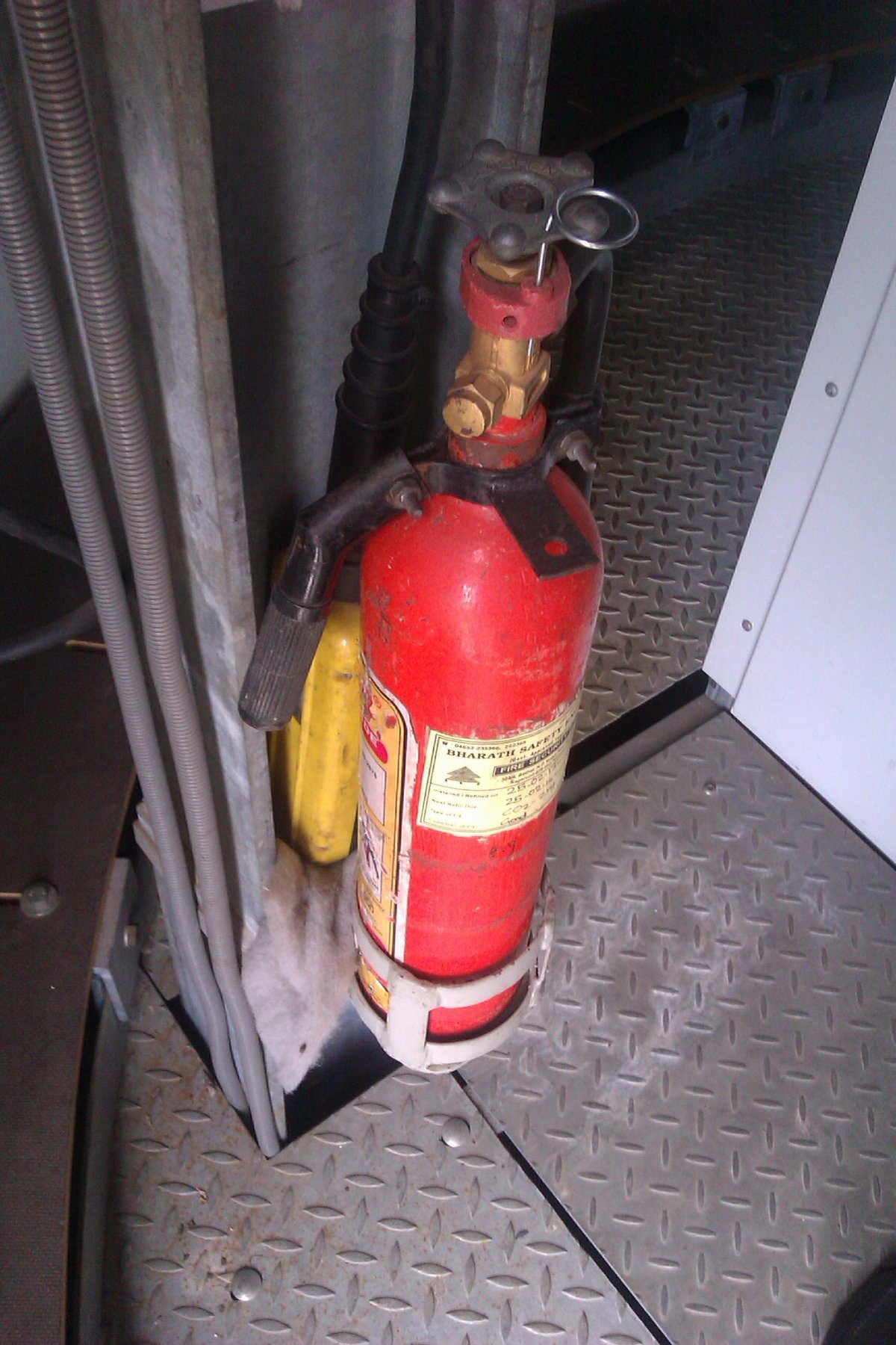 Огнетушитель на стене