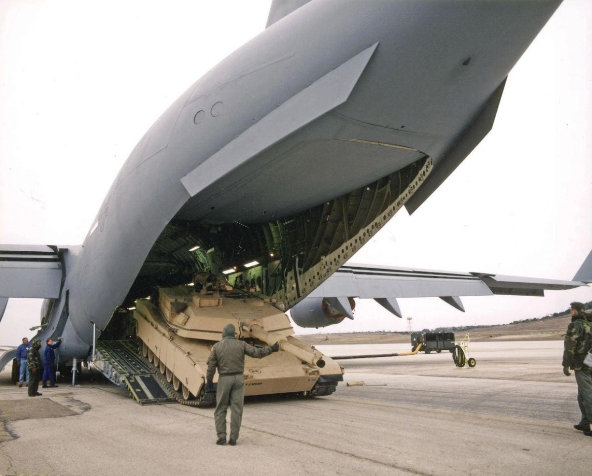 C 17 Globemaster грузовая кабина
