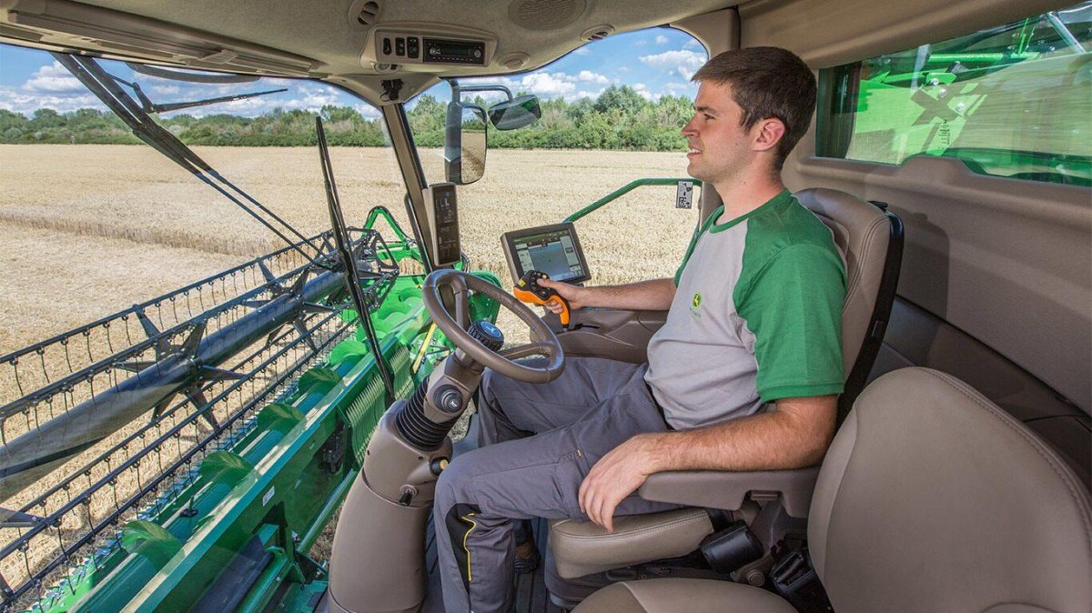 Салон комбайна Джон Дир