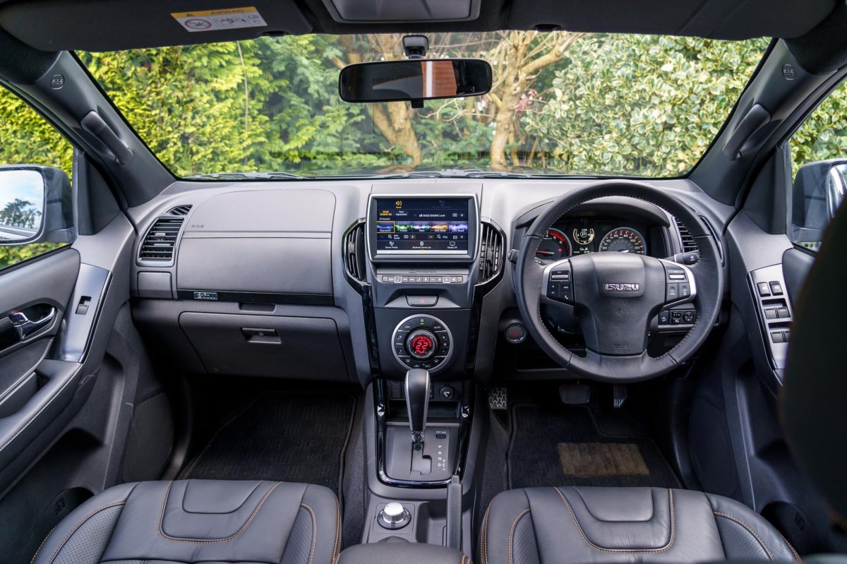 Исузу д Макс салон