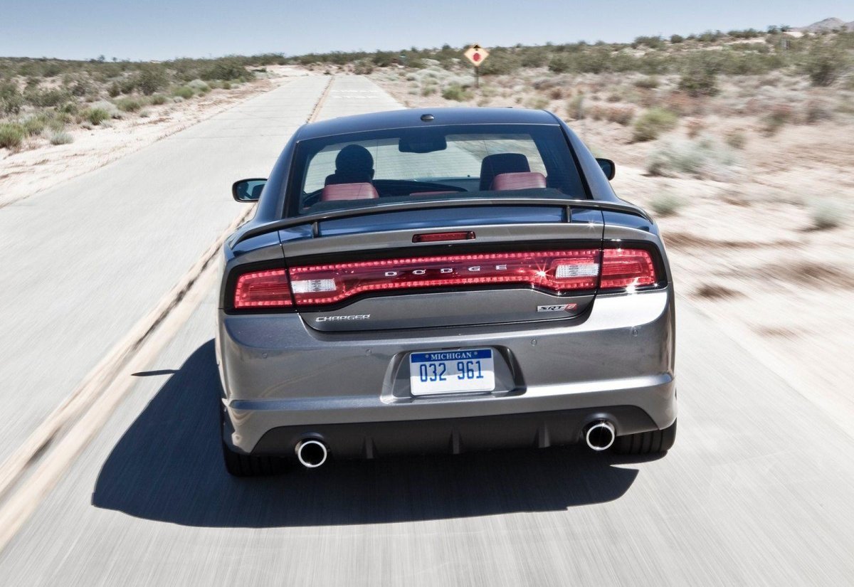 Додж Charger srt8
