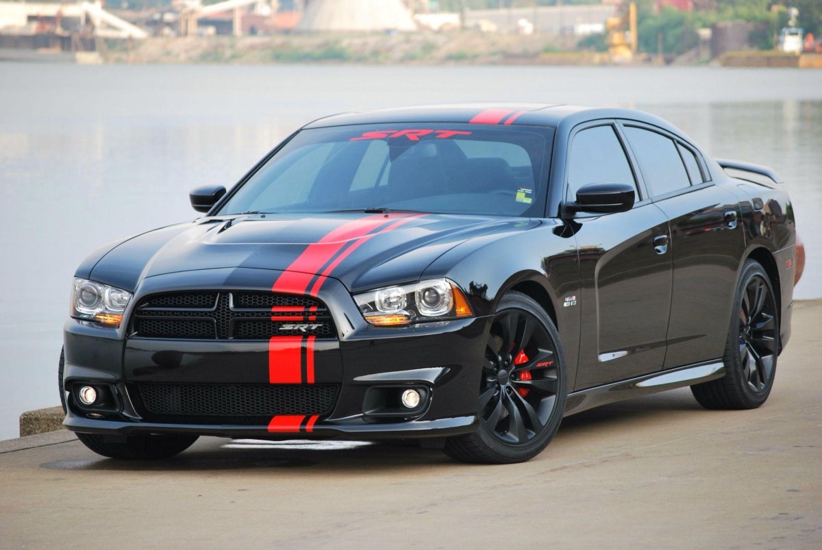 Додж Charger srt8