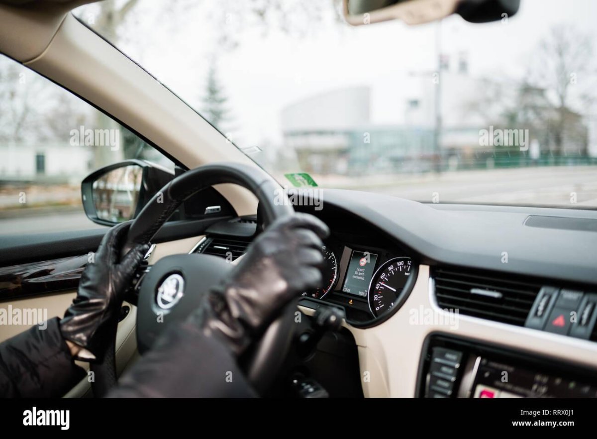 Женщина в перчатках за рулем