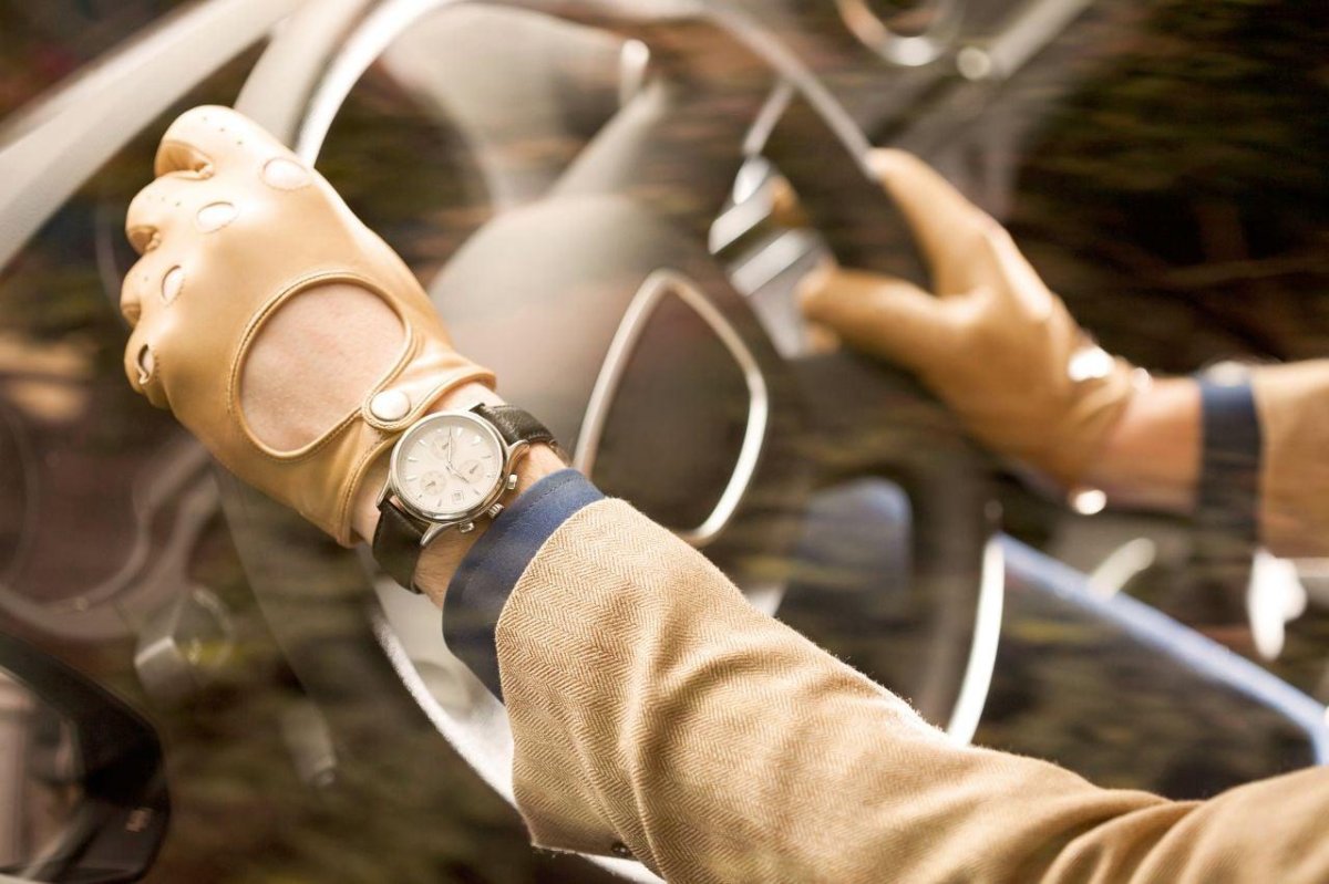 Мужские руки в перчатках