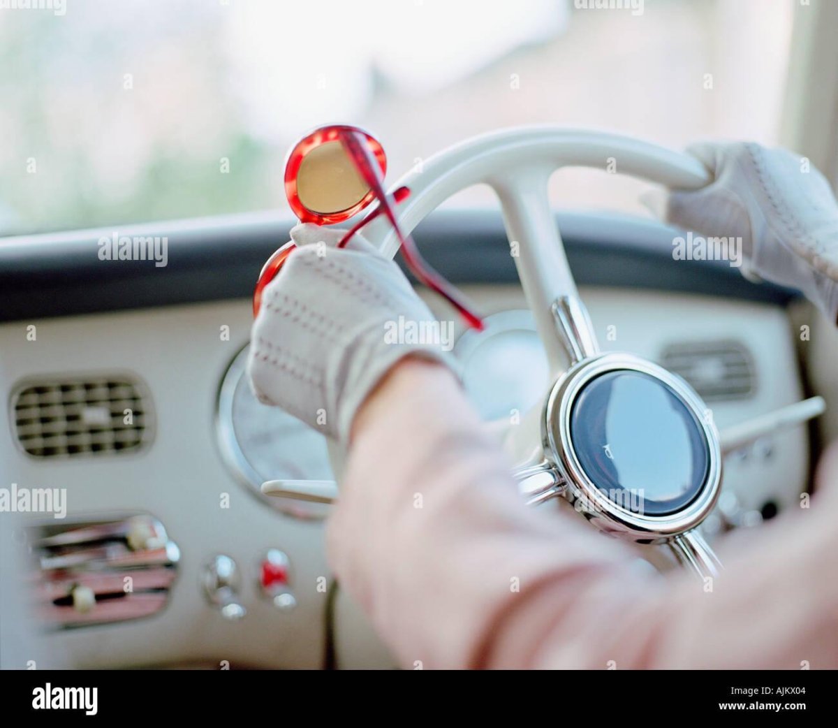 Женщина в перчатках за рулем