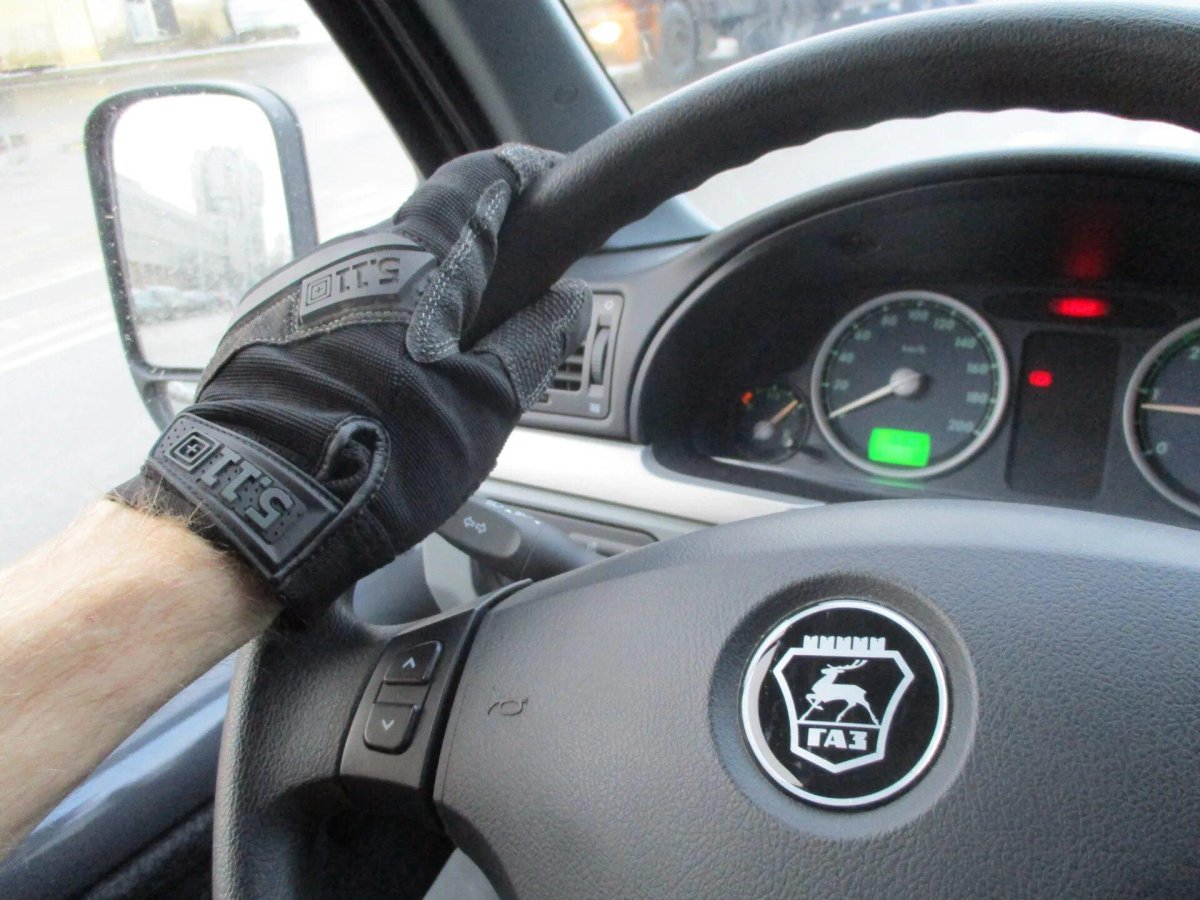 Женские перчатки за рулем