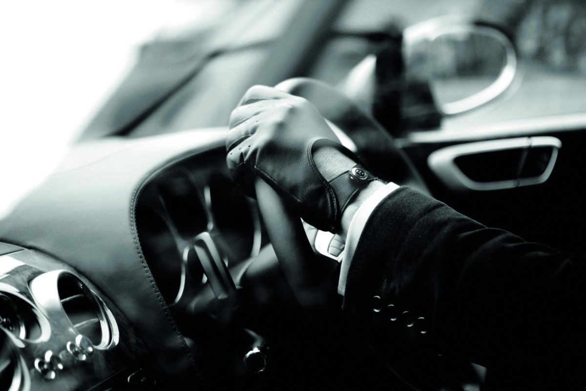 Мужчина в перчатках за рулем