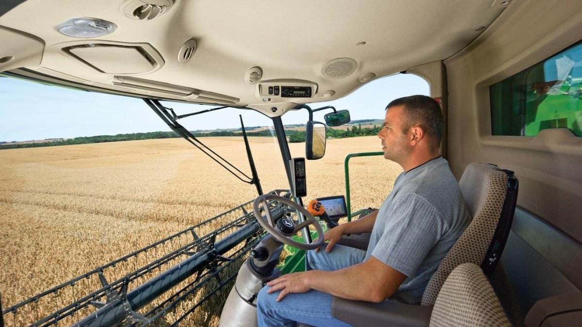 Салон комбайна Джон Дир