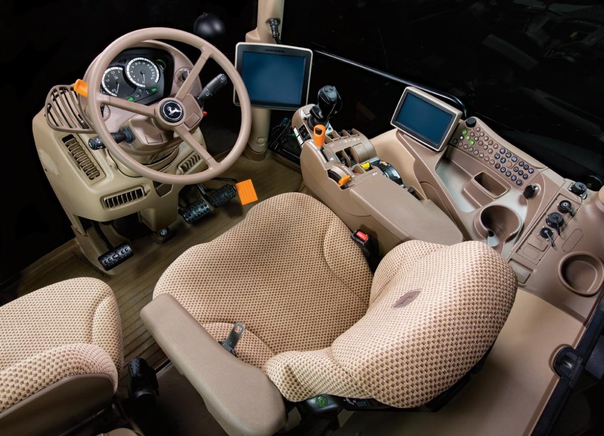 Кабина трактора Джон Дир внутри