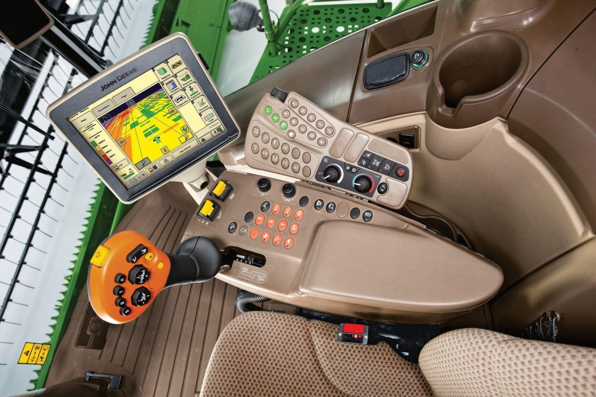 Салон комбайна Джон Дир