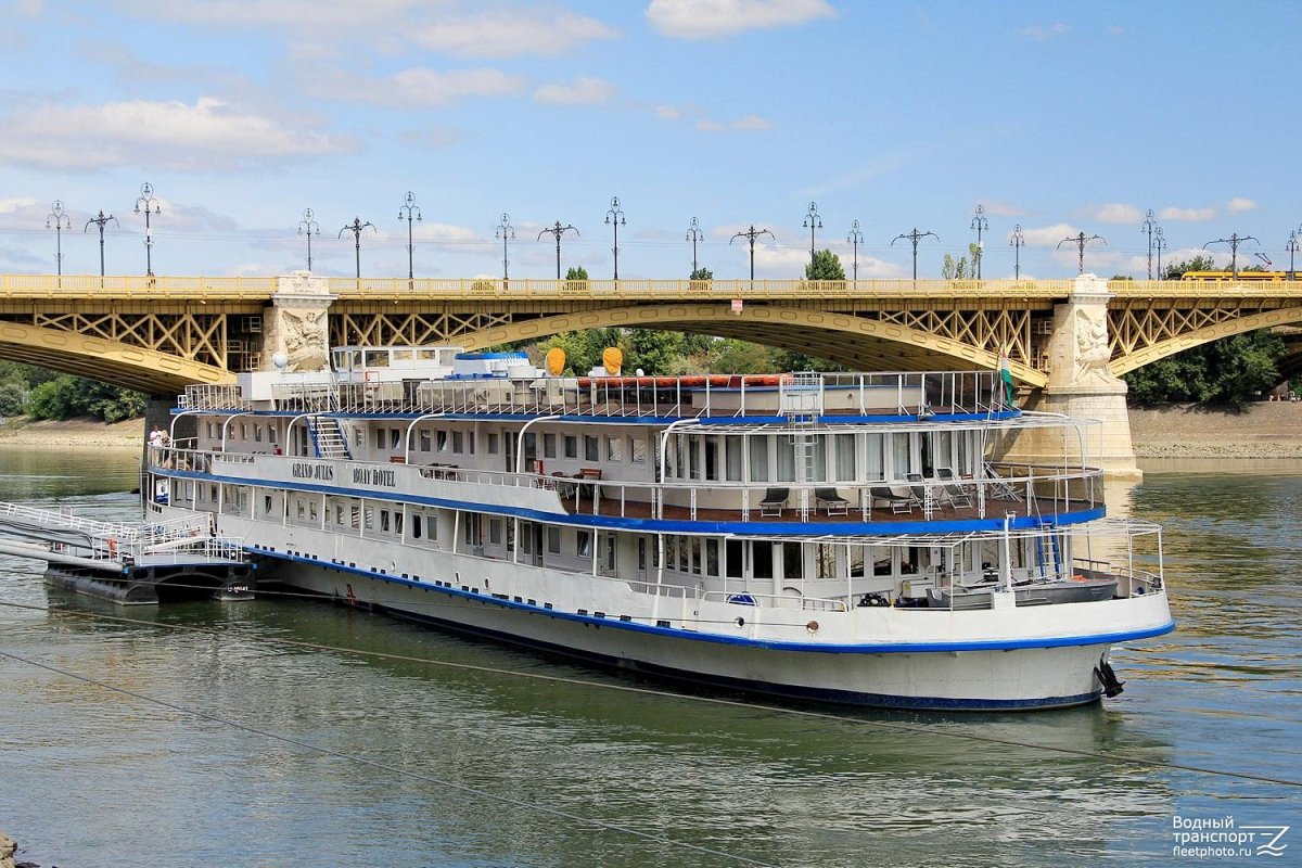 Теплоход Дунай Москва