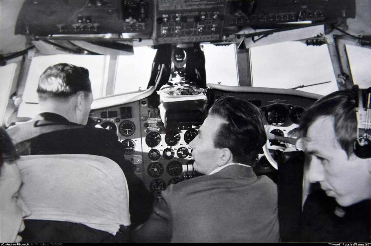 Кабина экипажа ил18