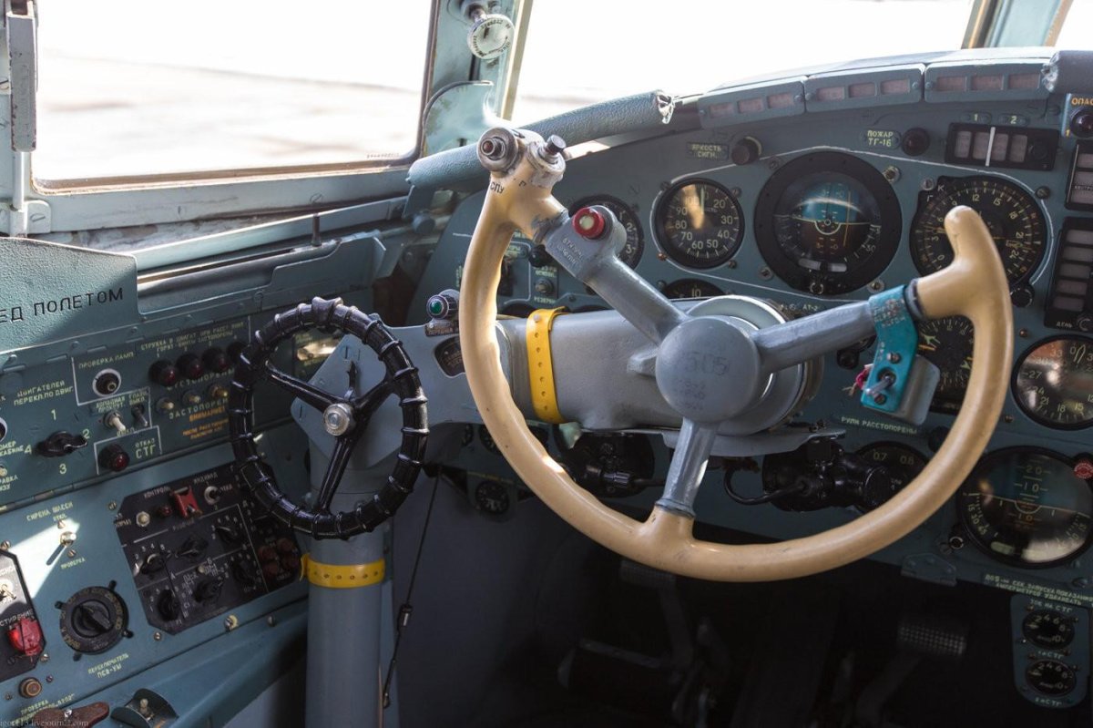 Пилотская кабина ил-18