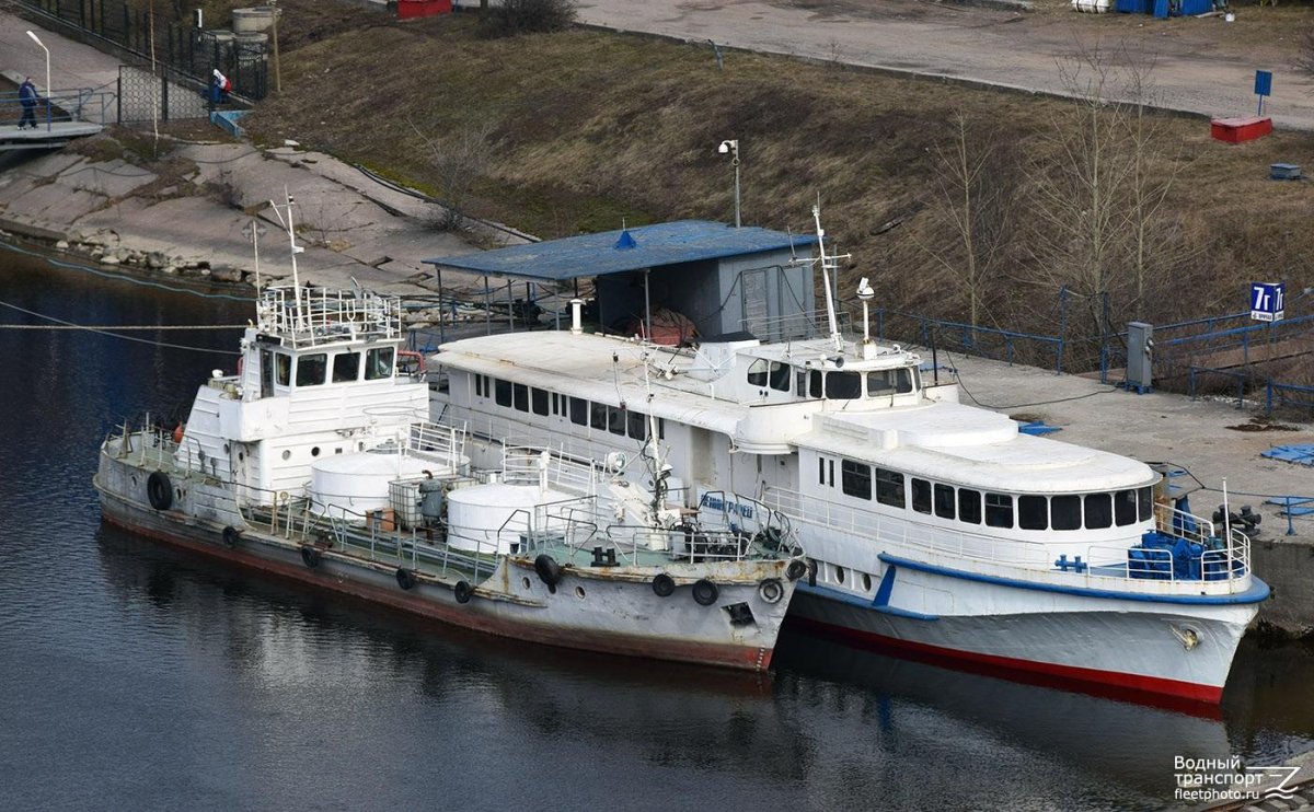 Теплоход Ленинградец