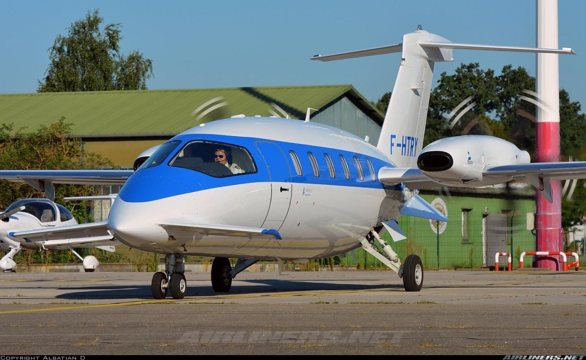 Piaggio p180