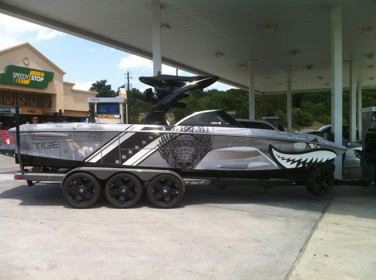 Катер в пленке