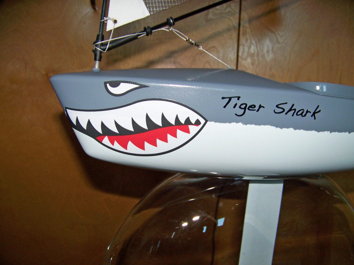 Морда акулы на лодке