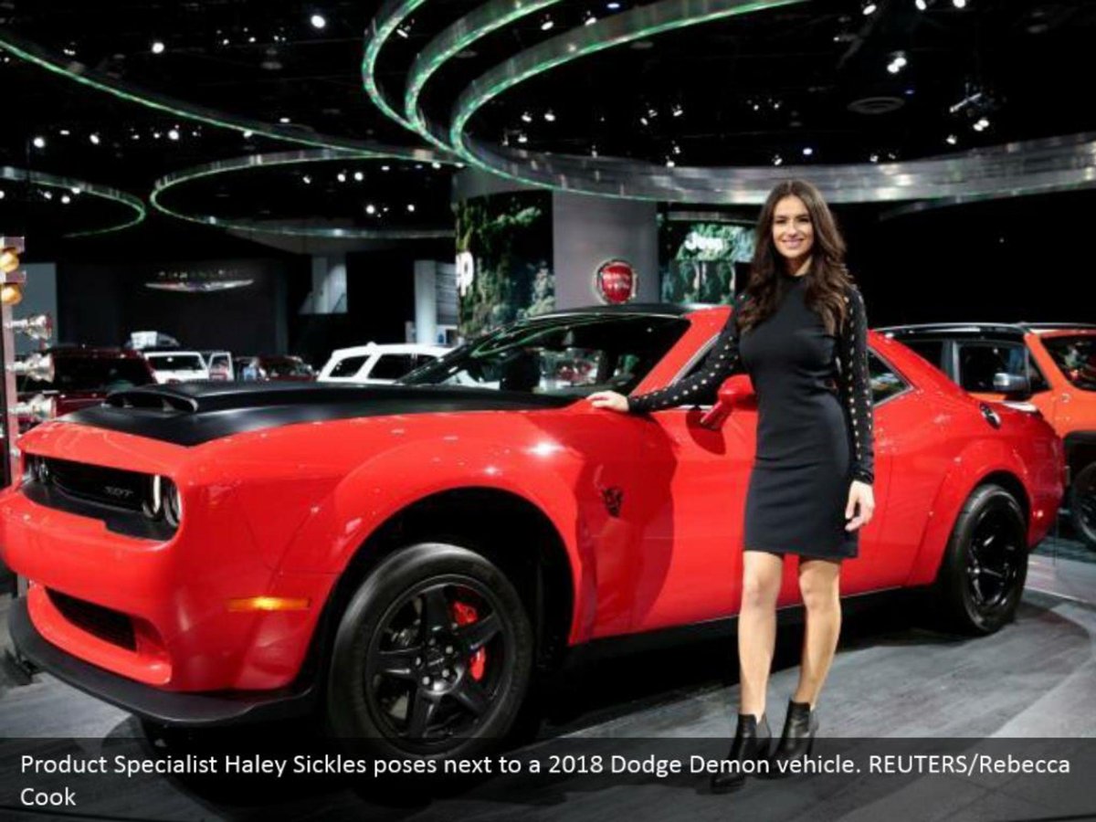 Машины в автосалоне