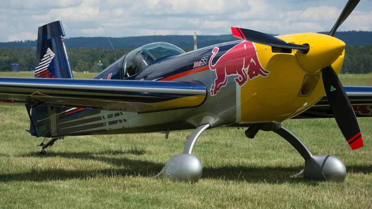 Самолет ред Булл