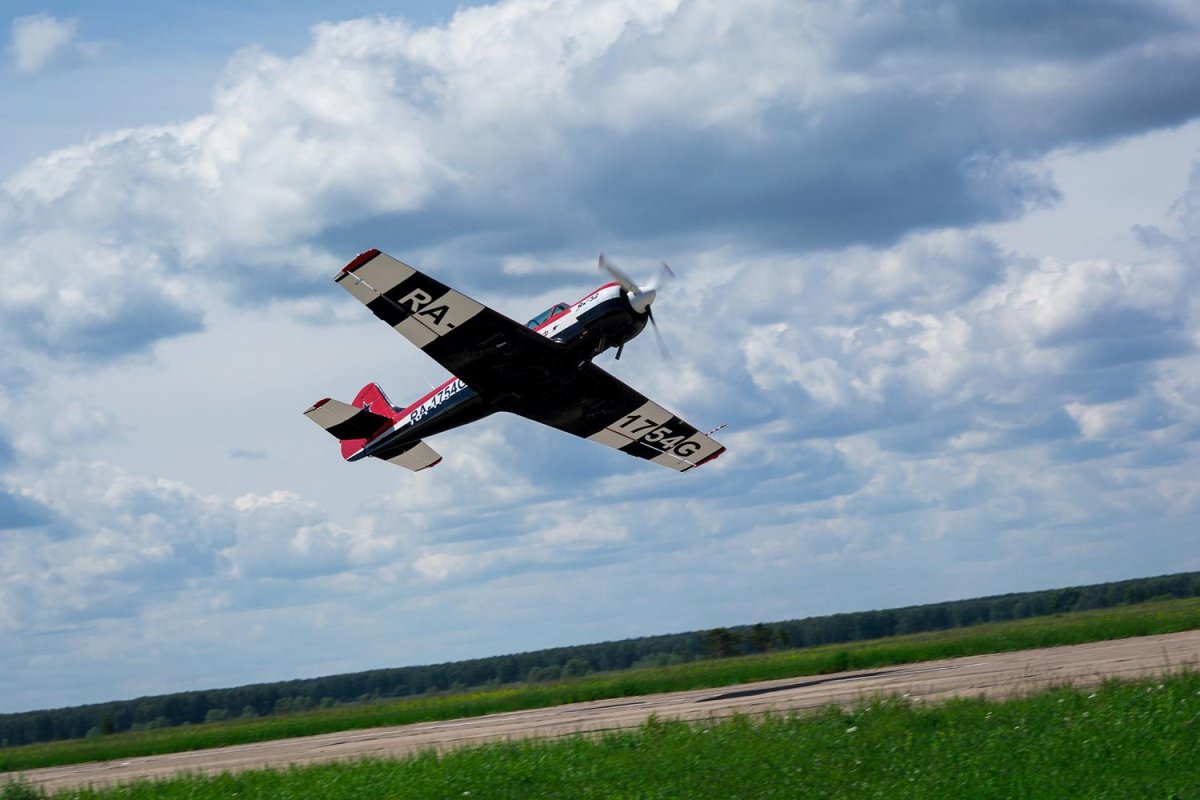 Самолет як-52