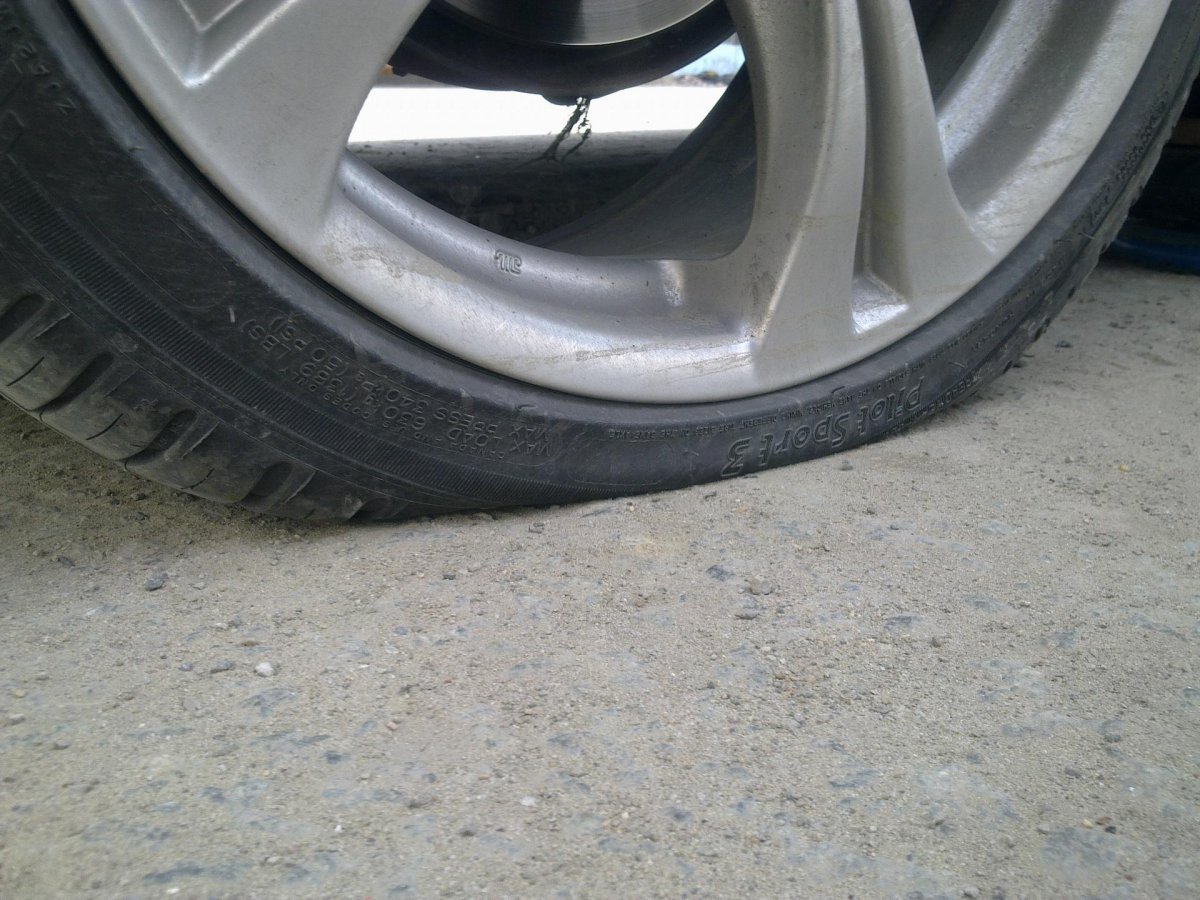 ВАЗ 2114 пробил колесо