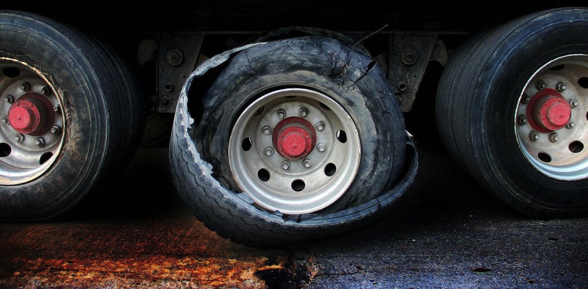 Повреждение шины грузовика