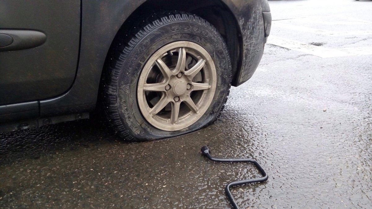 Спущенное колесо ВАЗ 2110