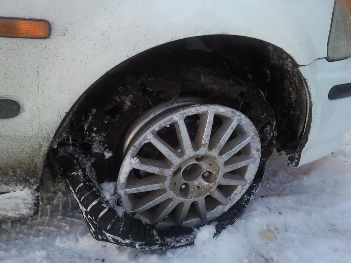 Спущенное колесо зимой