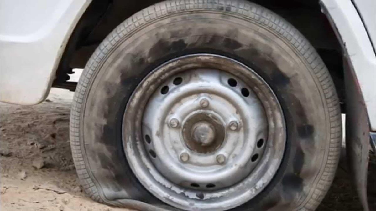 Проткнутые колеса автобуса