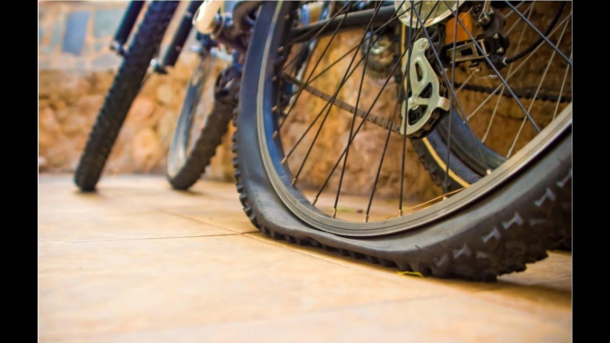 Спущенное колесо велосипеда
