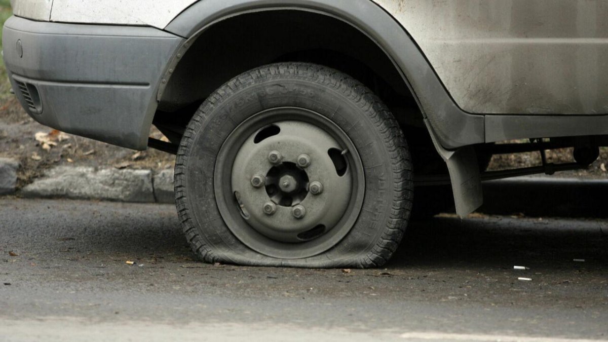 Пробитое колесо на газели