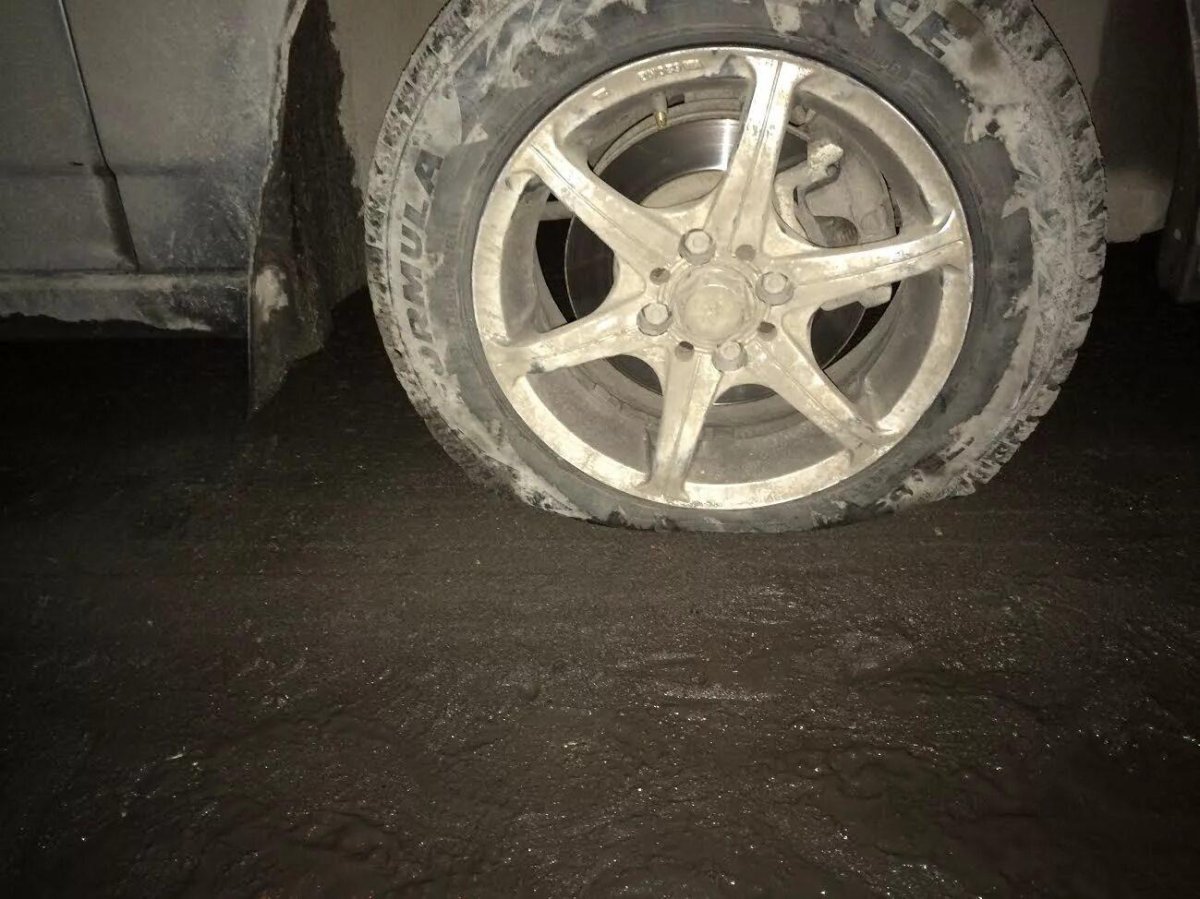 ВАЗ 2114 С проколотыми колесами