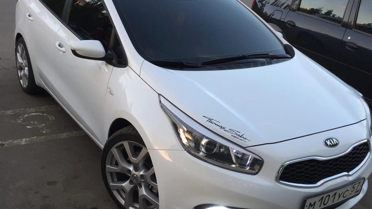 Белый Киа СИД С черной крышей
