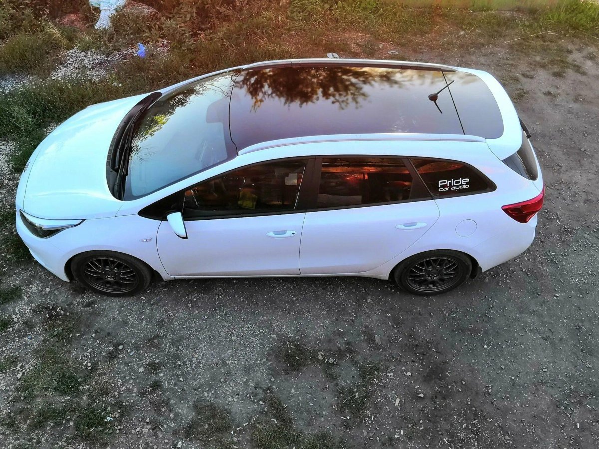 Киа СИД 2 С черной крышей