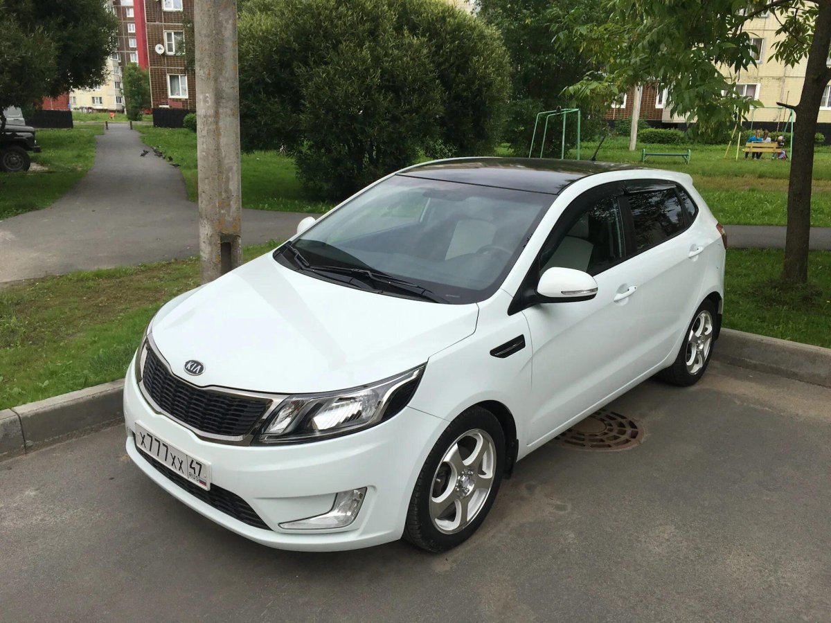 Киа Рио 4 белая с черной крышей