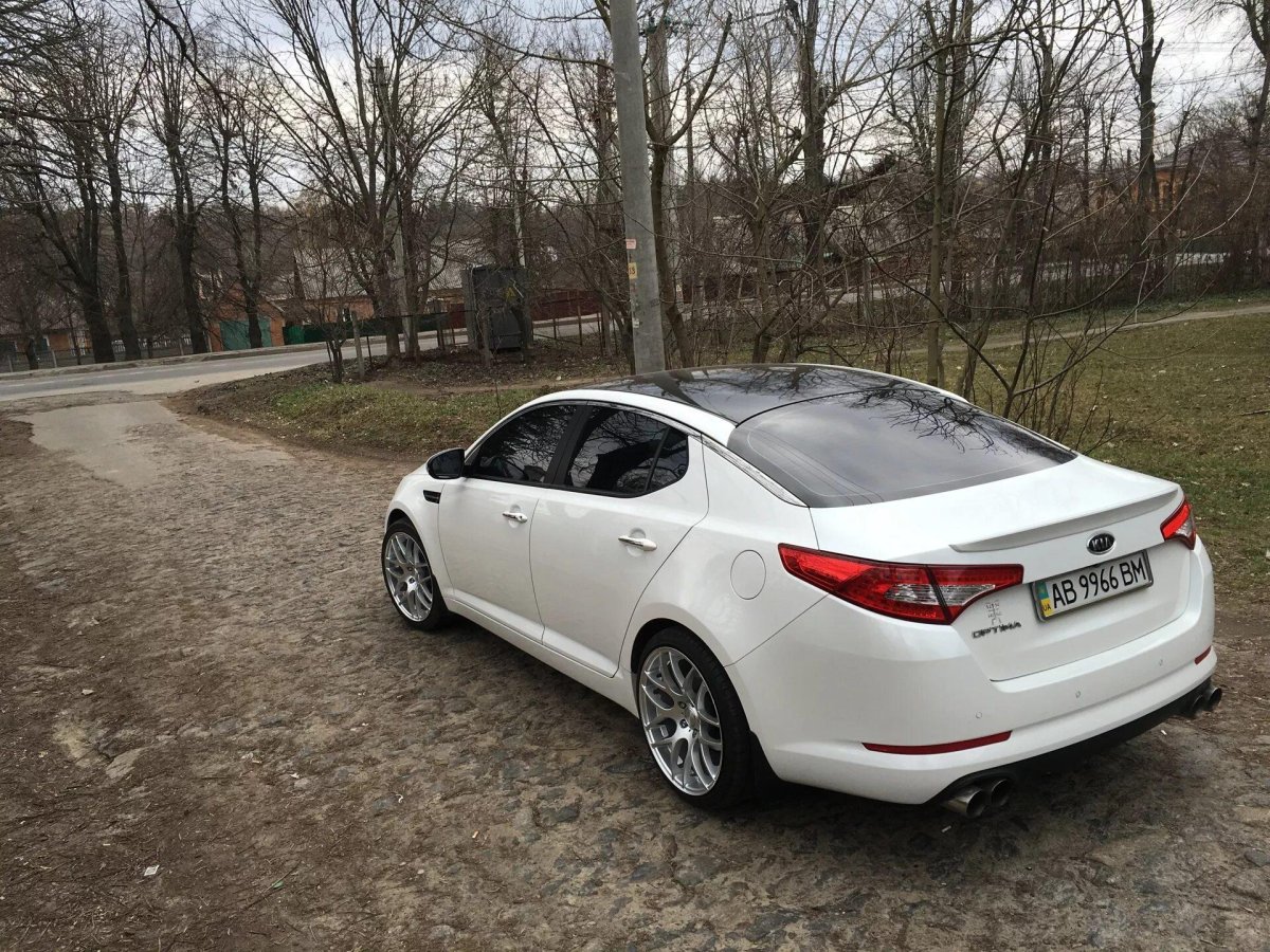 Киа Оптима белая с черной крышей