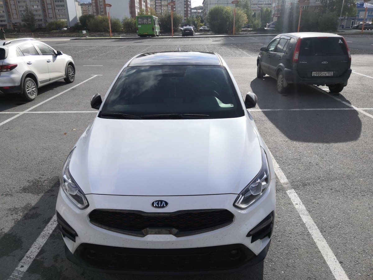 Киа Церато 4 белый с черной крышей