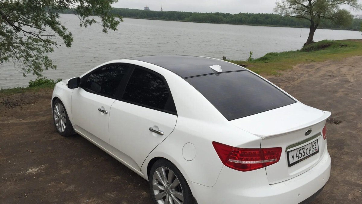 Кия церато2 с чёрной крышей