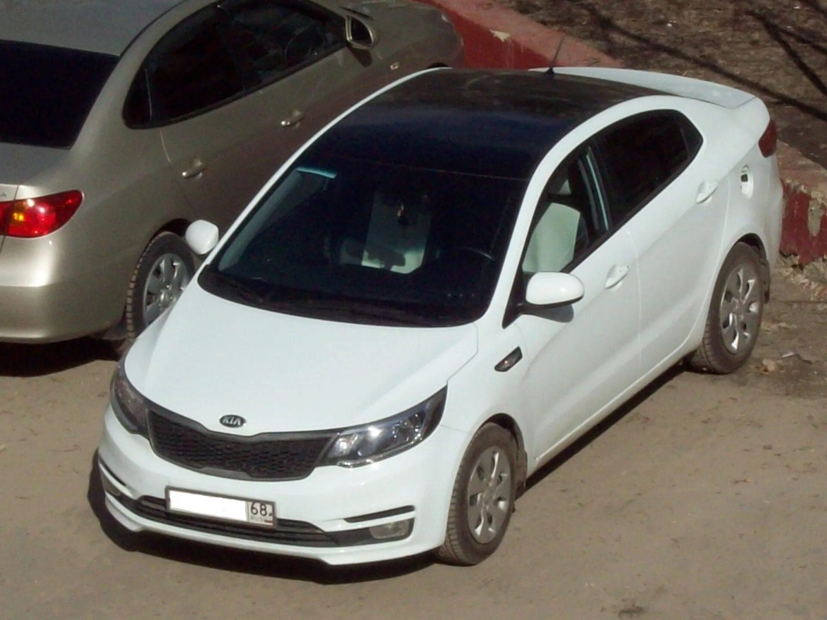 Белая Киа Рио 3 с черной крышей