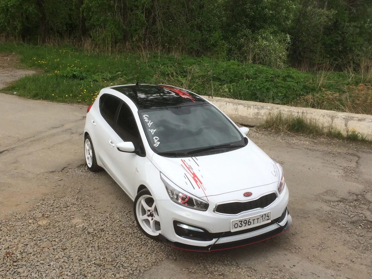 Kia Ceed с черной крышей