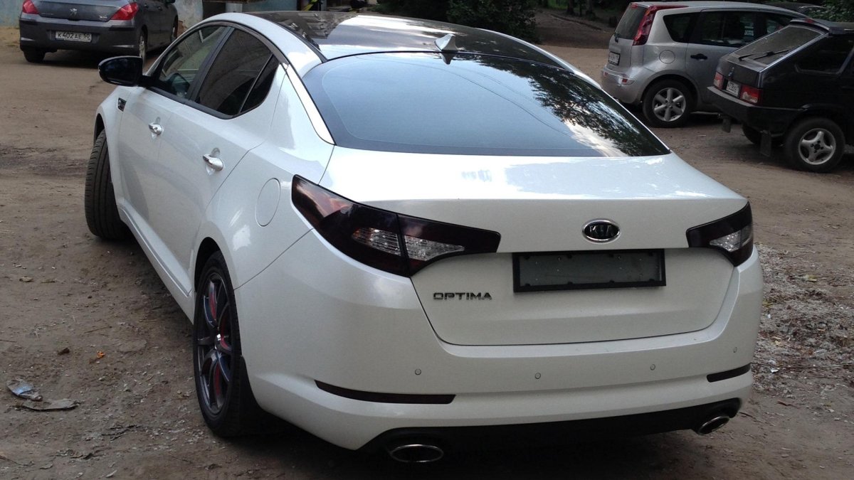 Белая Киа Рио 3 обтянута крыша черным