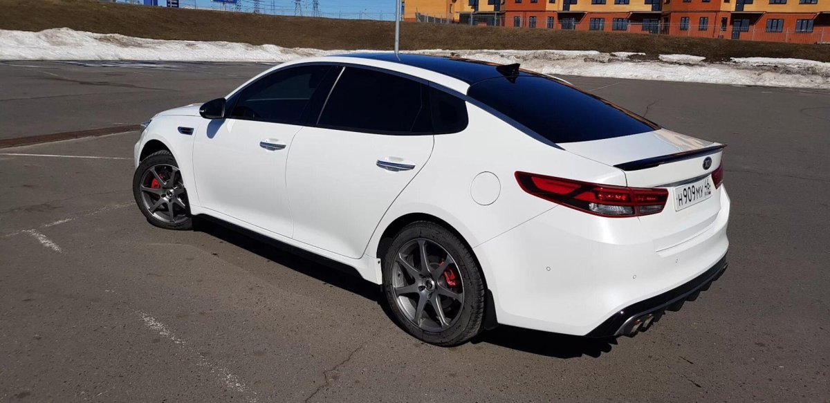 Киа Оптима белая с черной крышей