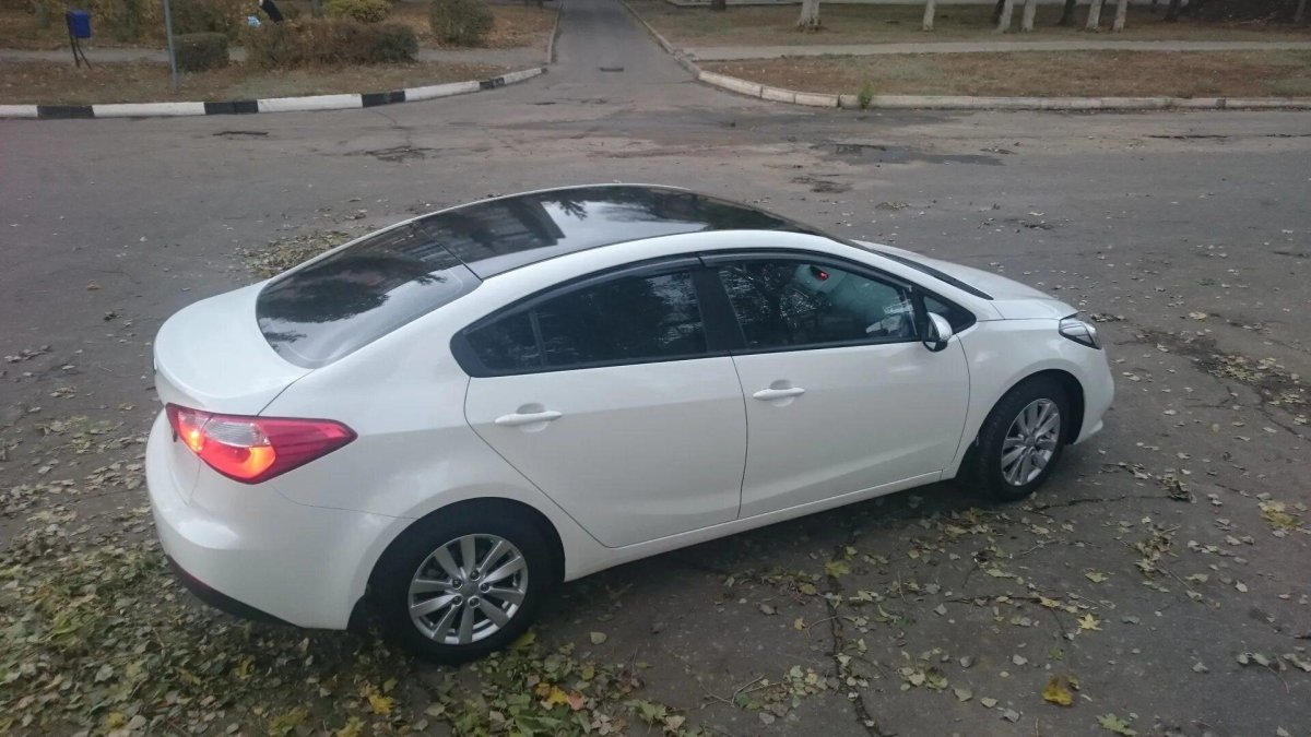 Белая Киа Церато 3 с черной крышей