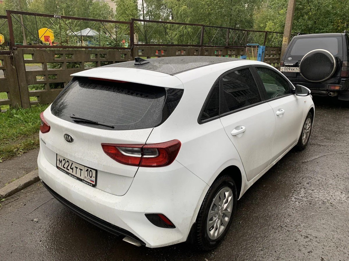 Kia Ceed с черной крышей