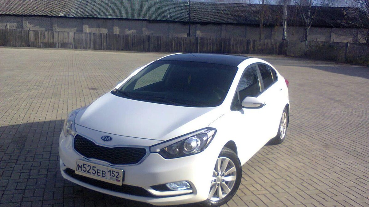 Киа Серато белая с черной крышей