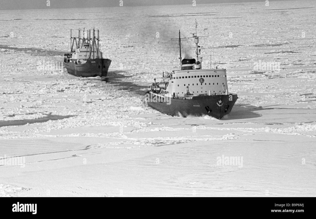 Ледокол ведет Караван судов