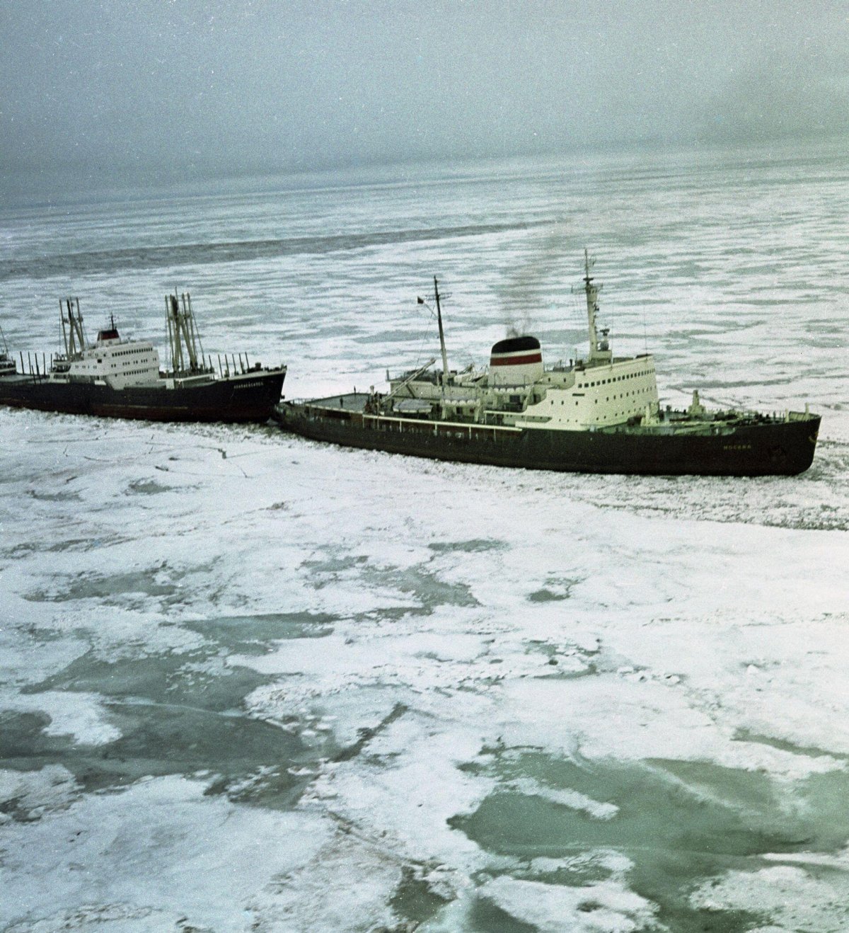 Ледокол ведет Караван судов