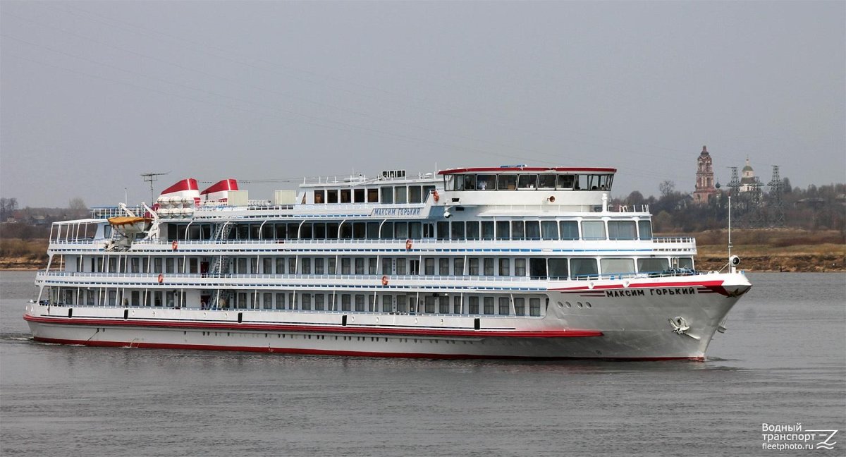 Теплоход Максим Горький на Енисее