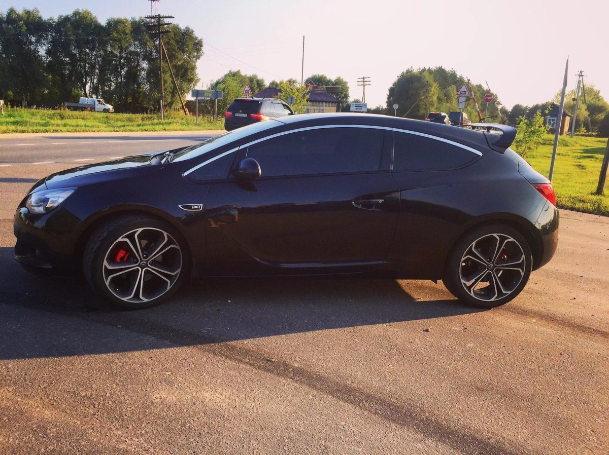 Opel Astra GTC на 20 дисках
