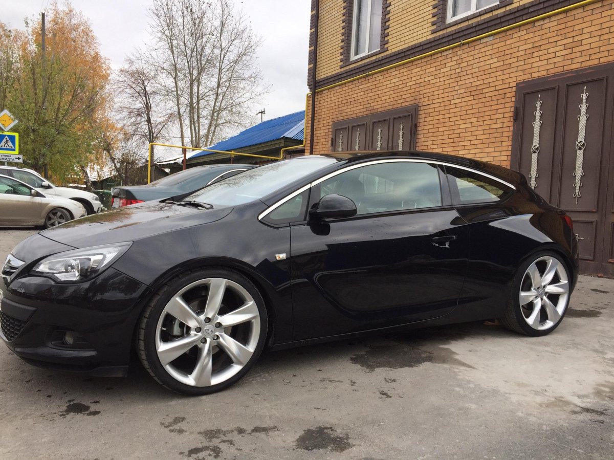 Opel Astra GTC 2014 черный